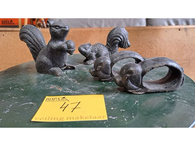 Lot 47 - gietijzeren beeldjes eekhoorn 2 stuks - biggetjes 2 stuks - afbeelding 1 van  1
