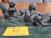 Lot 47 - gietijzeren beeldjes eekhoorn 2 stuks - biggetjes 2 stuks