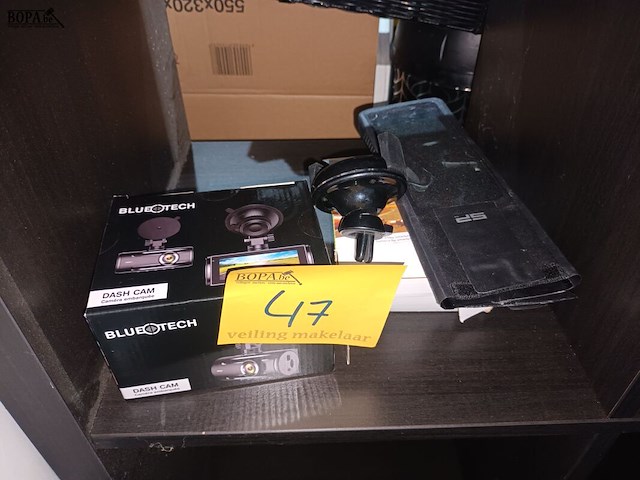 Lot 47 - gsm houders en dashcam. 3 stuks - afbeelding 1 van  5