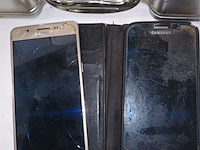 Lot 47 - gsm’s en accessoires - afbeelding 2 van  4