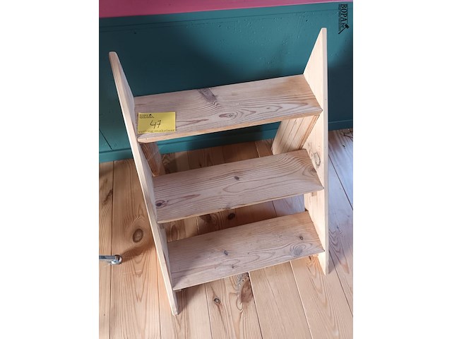 Lot 47 - houten trapje - afbeelding 1 van  3