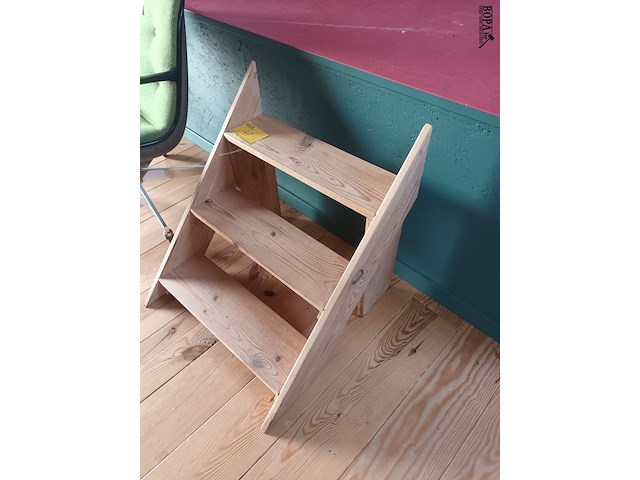 Lot 47 - houten trapje - afbeelding 2 van  3