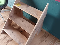 Lot 47 - houten trapje - afbeelding 2 van  3