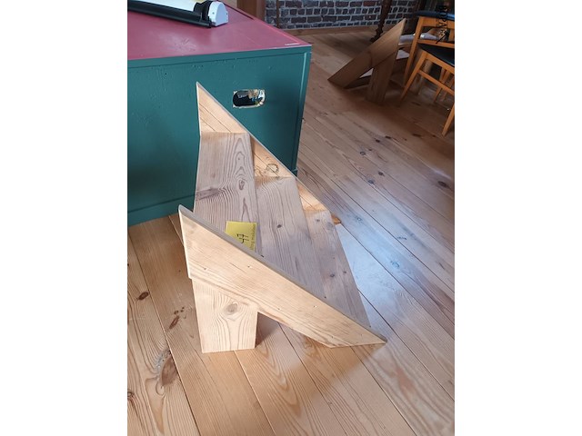 Lot 47 - houten trapje - afbeelding 3 van  3