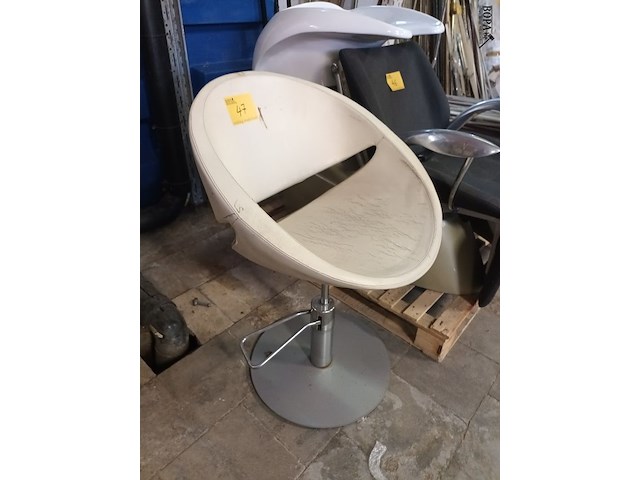Lot 47 - kappersstoel - afbeelding 1 van  4