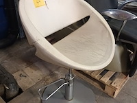 Lot 47 - kappersstoel - afbeelding 1 van  4