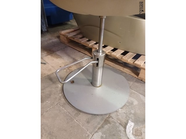 Lot 47 - kappersstoel - afbeelding 2 van  4