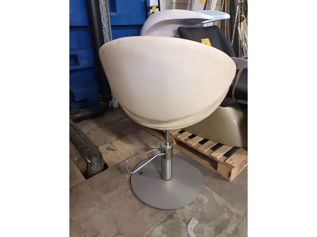 Lot 47 - kappersstoel - afbeelding 3 van  4