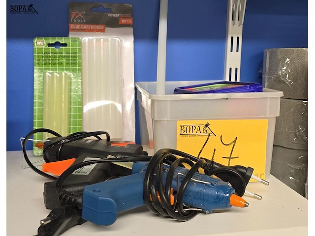 Lot 47 - lijmpistolen 2 stuks + lijm - afbeelding 1 van  3