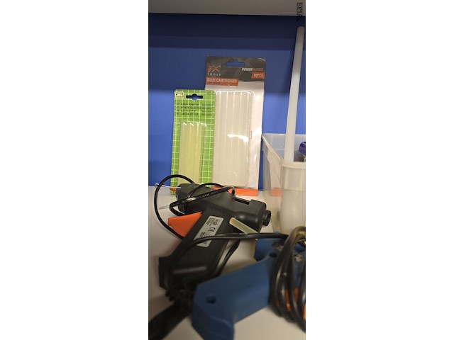 Lot 47 - lijmpistolen 2 stuks + lijm - afbeelding 2 van  3