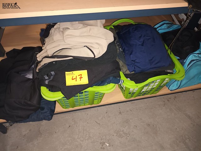 Lot 47 - lot kledij - afbeelding 1 van  3