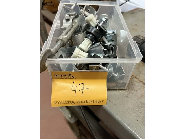 Lot 47 - metalen snelspanners en beugels - afbeelding 1 van  2