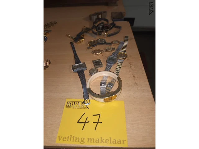 Lot 47 - oude polshorloges en armband - afbeelding 1 van  5
