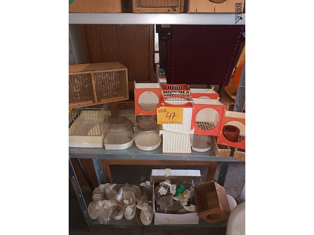 Lot 47 - partij vogelbakjes en accessoires - afbeelding 1 van  5