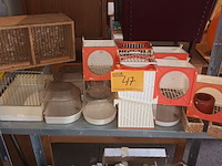 Lot 47 - partij vogelbakjes en accessoires - afbeelding 1 van  5