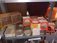 Lot 47 - partij vogelbakjes en accessoires - afbeelding 3 van  5