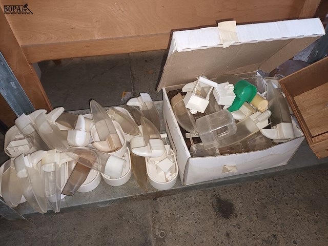 Lot 47 - partij vogelbakjes en accessoires - afbeelding 4 van  5