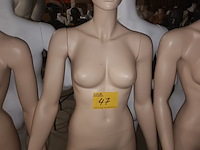 Lot 47 - paspop vrouw huidskleur op voet - afbeelding 1 van  3