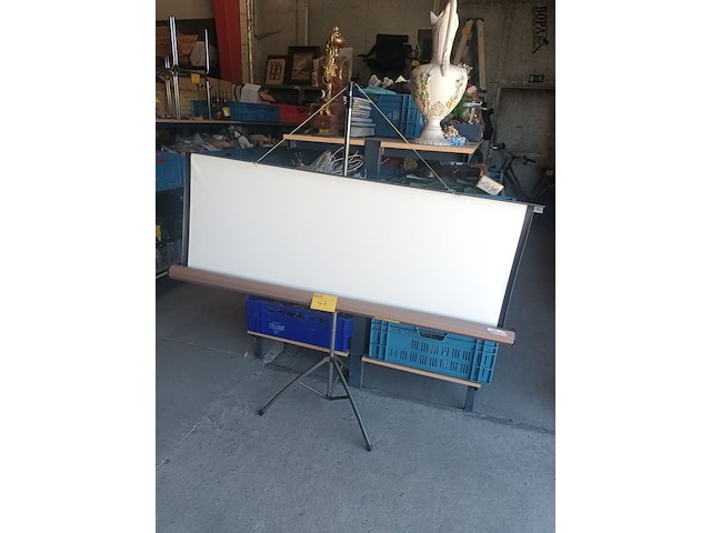 Lot 47 - projectie scherm - afbeelding 1 van  2