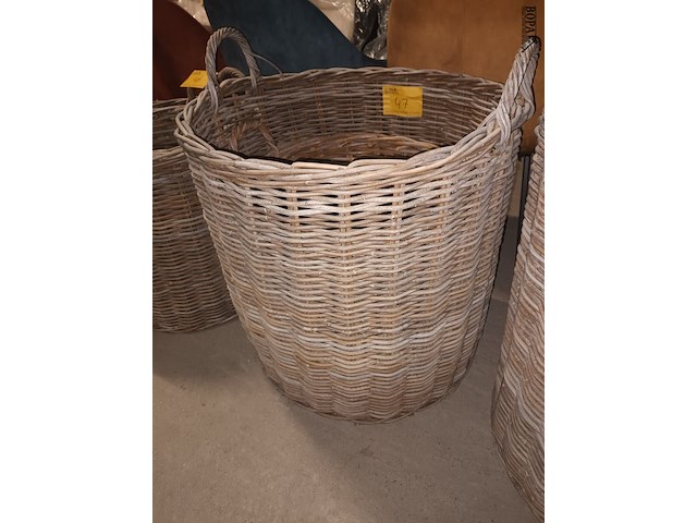 Lot 47 - rieten mand. 2 stuks - afbeelding 2 van  3