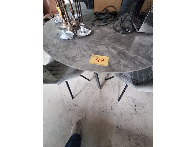 Lot 47 - ronde tafel met 4 stoelen - afbeelding 1 van  5