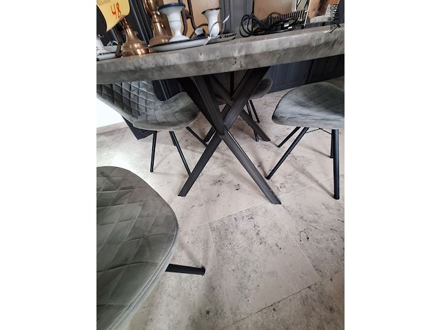 Lot 47 - ronde tafel met 4 stoelen - afbeelding 2 van  5