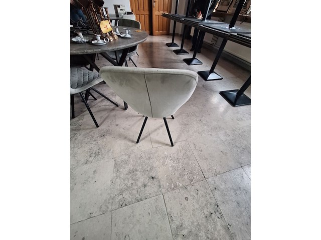 Lot 47 - ronde tafel met 4 stoelen - afbeelding 4 van  5