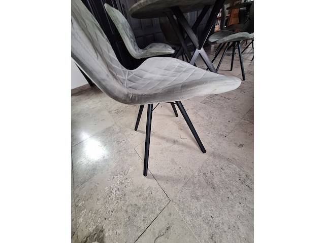 Lot 47 - ronde tafel met 4 stoelen - afbeelding 5 van  5