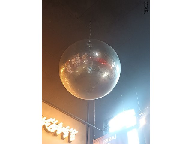 Lot 47 - spiegelbol - afbeelding 1 van  3