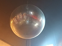 Lot 47 - spiegelbol - afbeelding 1 van  3