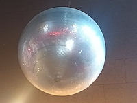 Lot 47 - spiegelbol - afbeelding 2 van  3