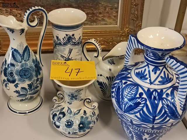Lot 47 - vazen wit/blauw. 5 stuks - afbeelding 1 van  8