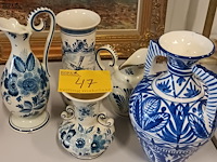 Lot 47 - vazen wit/blauw. 5 stuks - afbeelding 1 van  8