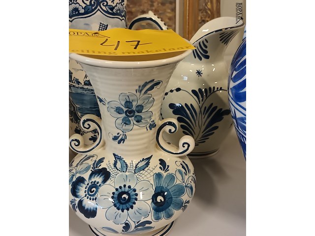 Lot 47 - vazen wit/blauw. 5 stuks - afbeelding 3 van  8