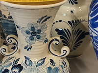 Lot 47 - vazen wit/blauw. 5 stuks - afbeelding 3 van  8