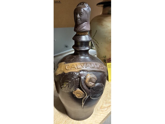 Lot 47 - vintage whisky en calvados kruik - afbeelding 2 van  5
