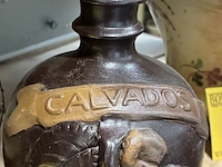 Lot 47 - vintage whisky en calvados kruik - afbeelding 2 van  5