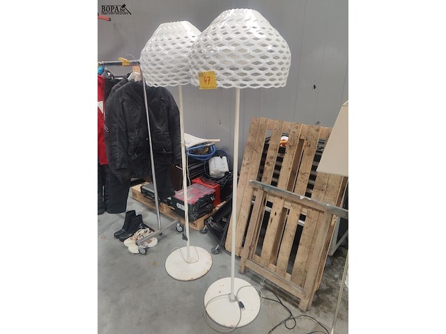 Lot 47 - vloerlampen - 2 stuks - afbeelding 1 van  5