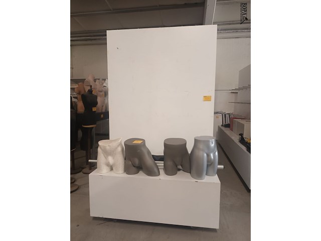 Lot 47 - winkel displaywand - afbeelding 1 van  2