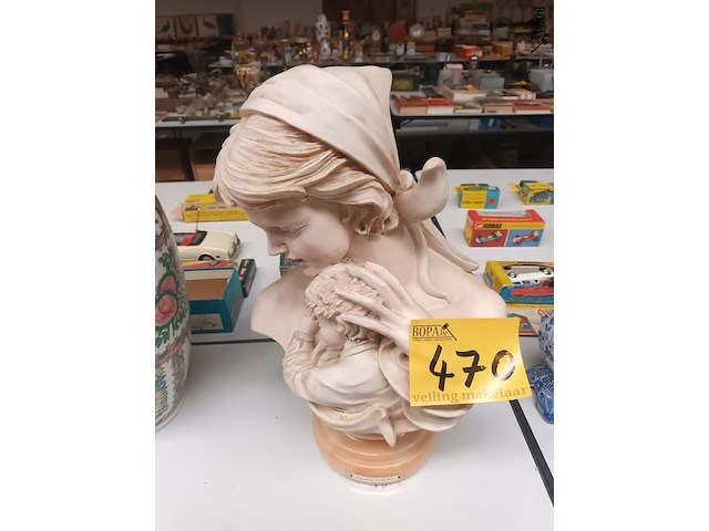 Lot 470 - borstbeeld vrouw met kind - afbeelding 1 van  4
