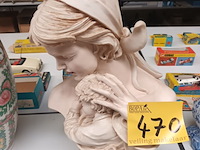 Lot 470 - borstbeeld vrouw met kind - afbeelding 1 van  4