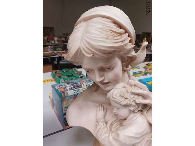 Lot 470 - borstbeeld vrouw met kind - afbeelding 2 van  4
