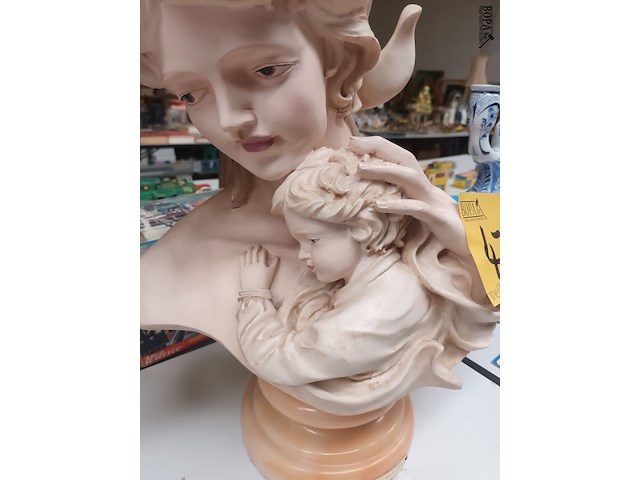 Lot 470 - borstbeeld vrouw met kind - afbeelding 3 van  4