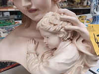 Lot 470 - borstbeeld vrouw met kind - afbeelding 3 van  4