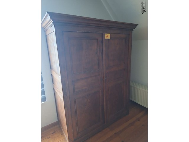 Lot 470 - houten kast met 2 deuren - afbeelding 1 van  1