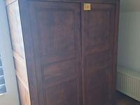 Lot 470 - houten kast met 2 deuren - afbeelding 1 van  1