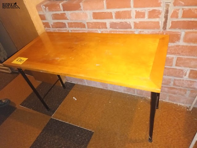 Lot 470 - tafeltje - afbeelding 1 van  4