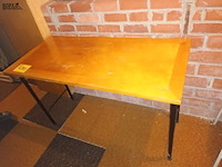 Lot 470 - tafeltje - afbeelding 1 van  4