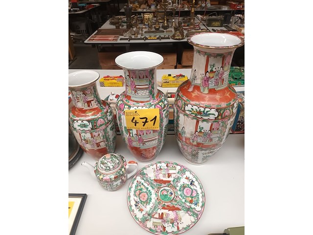 Lot 471 - chinese vazen, sierbord, theekan. 5 stuks - afbeelding 1 van  5