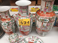 Lot 471 - chinese vazen, sierbord, theekan. 5 stuks - afbeelding 1 van  5